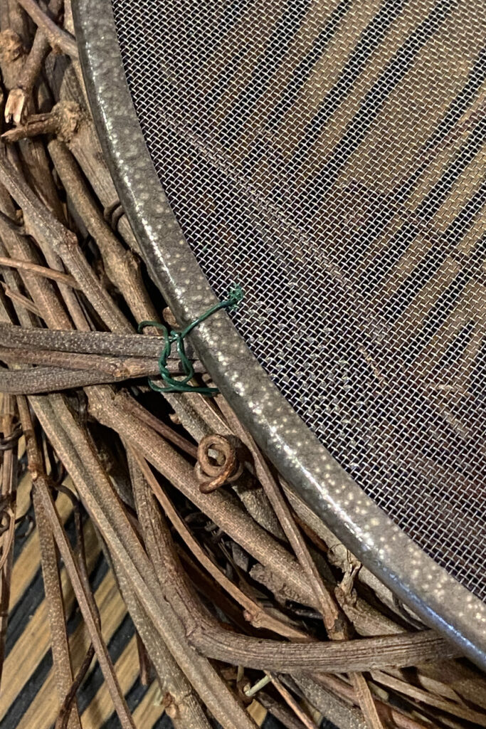 Grapevine Wreath Bird Feeder: Splatter Screen Wreath Wire