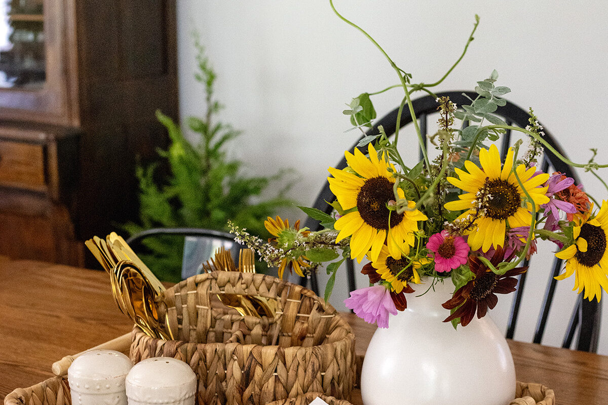 Easy Summer Table Centerpiece