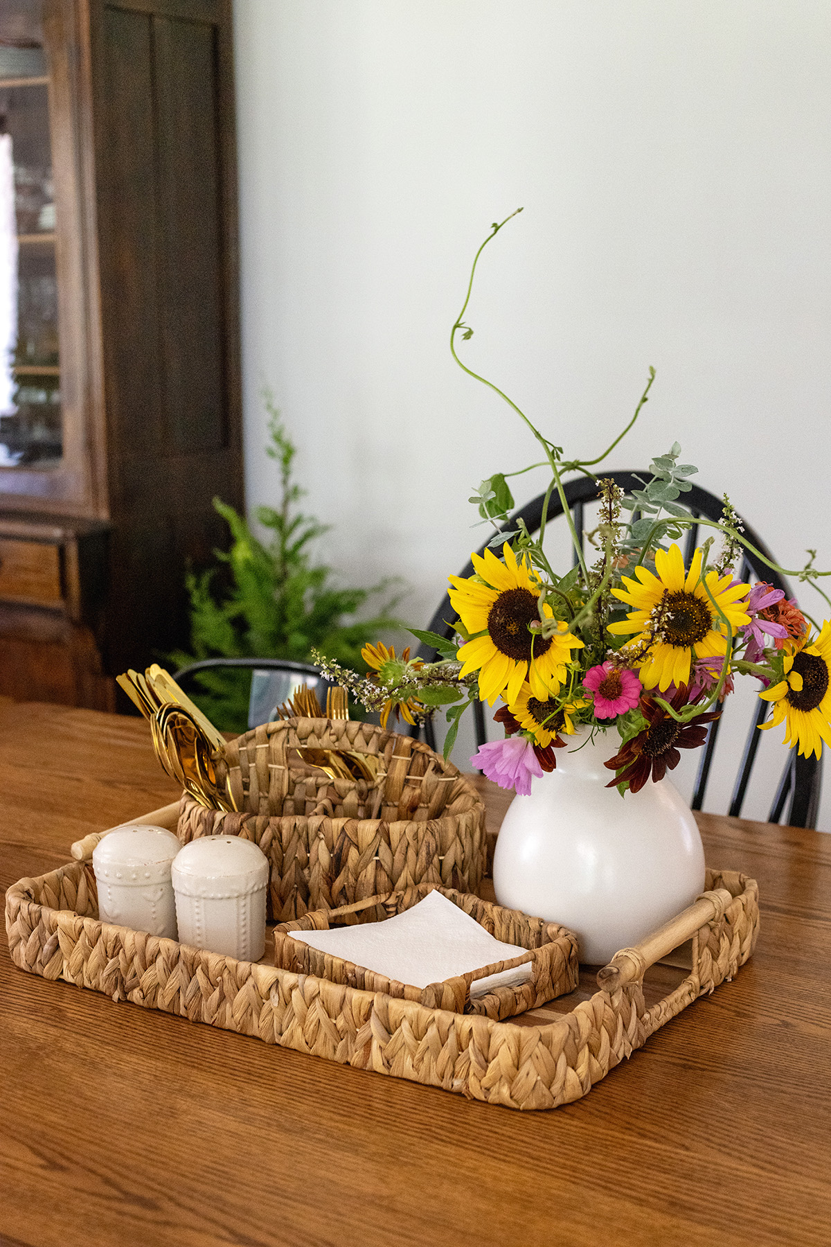 Easy Summer Table Centerpiece