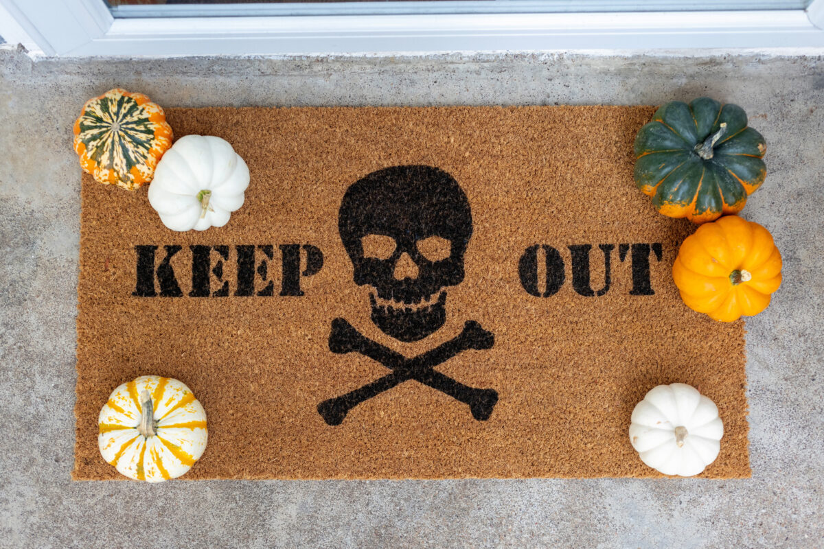 DIY Painted Doormat | Skull & Crossbones