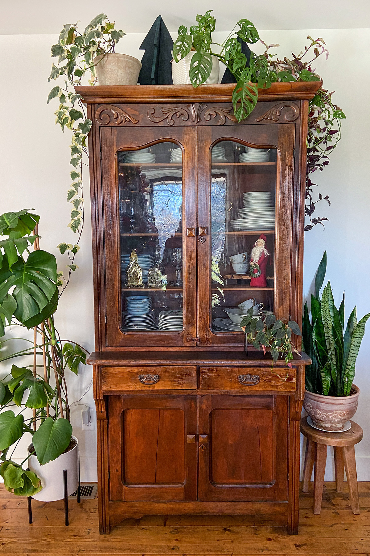 2023 Christmas Dining Room China Cabinet