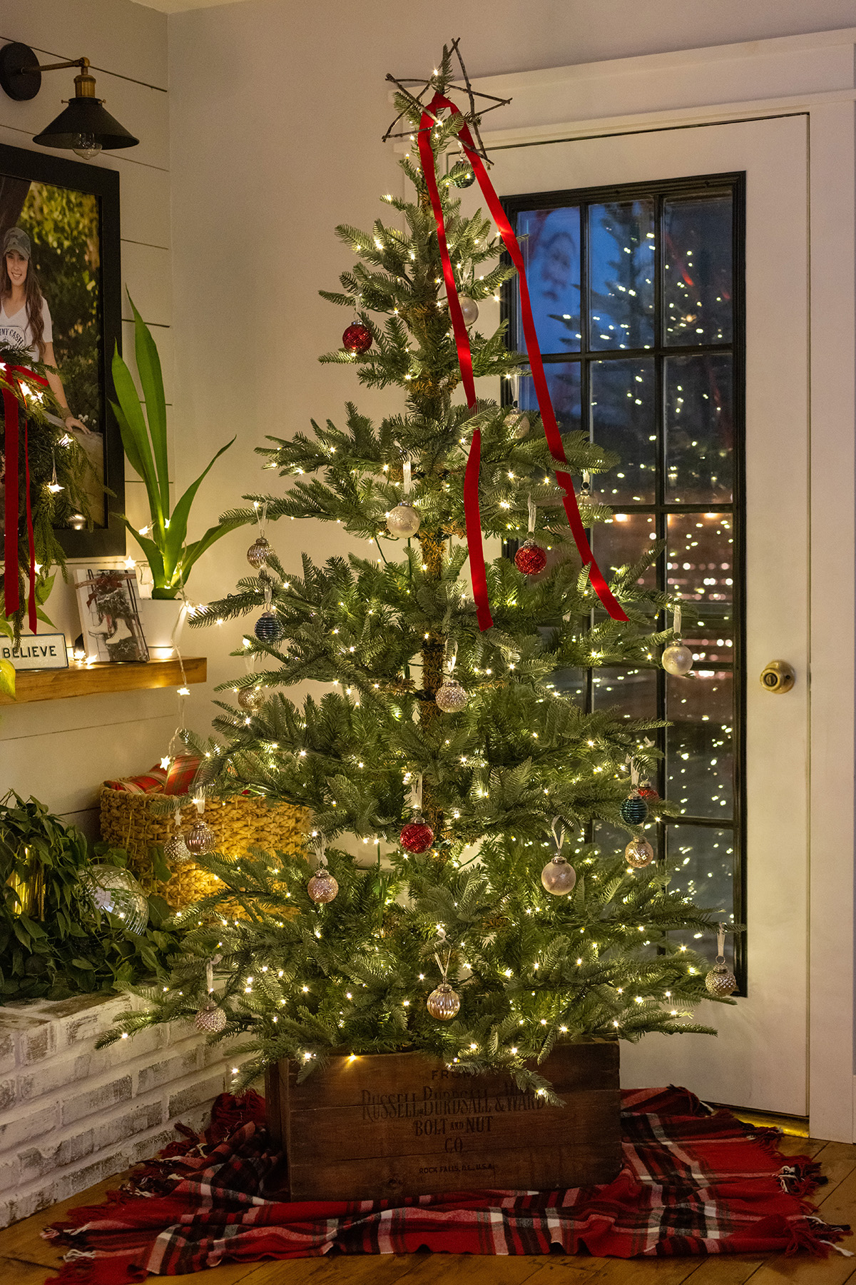 2023 Christmas Living Room | Sparse Tree