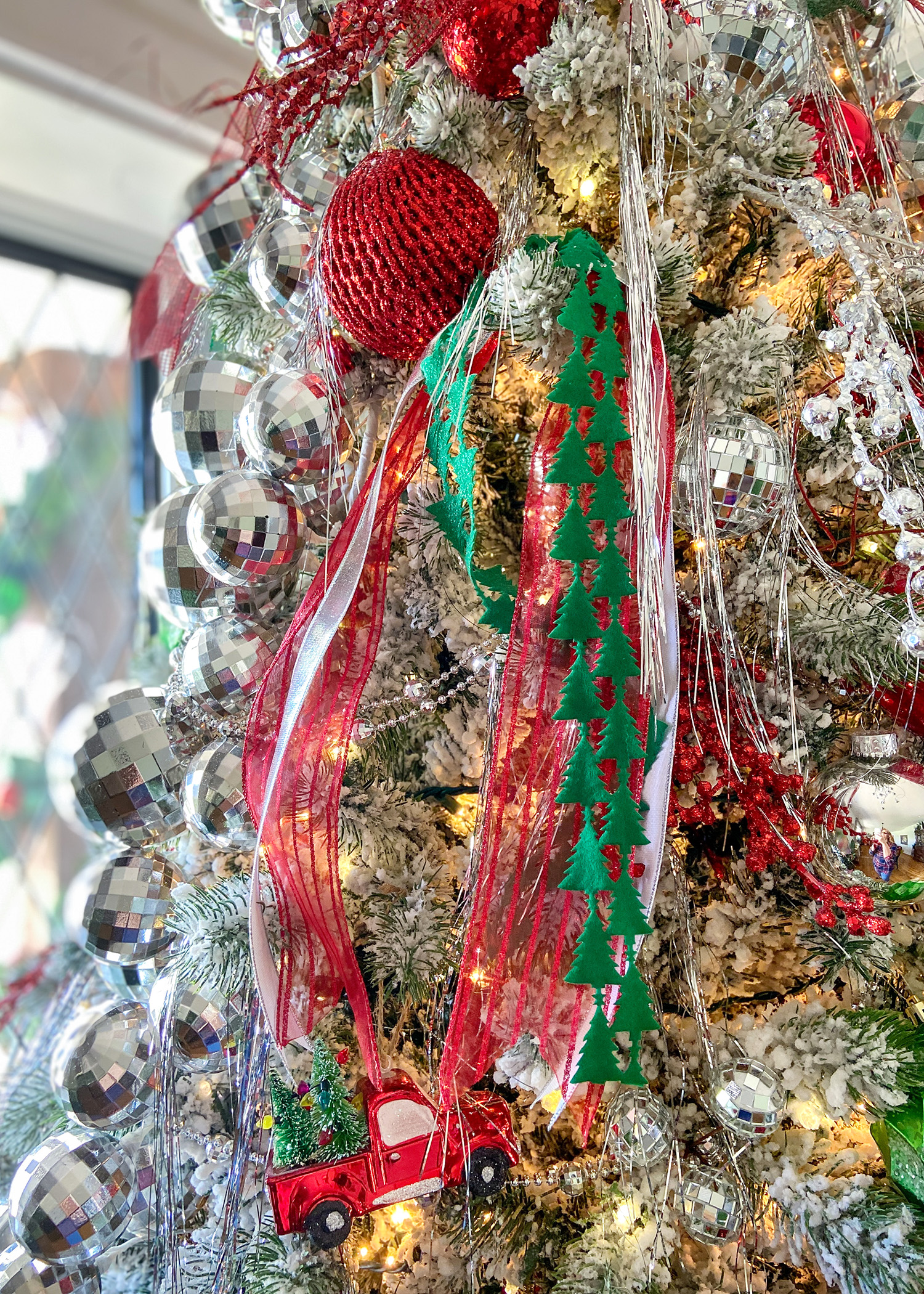 2023 Main Christmas Tree Ribbon